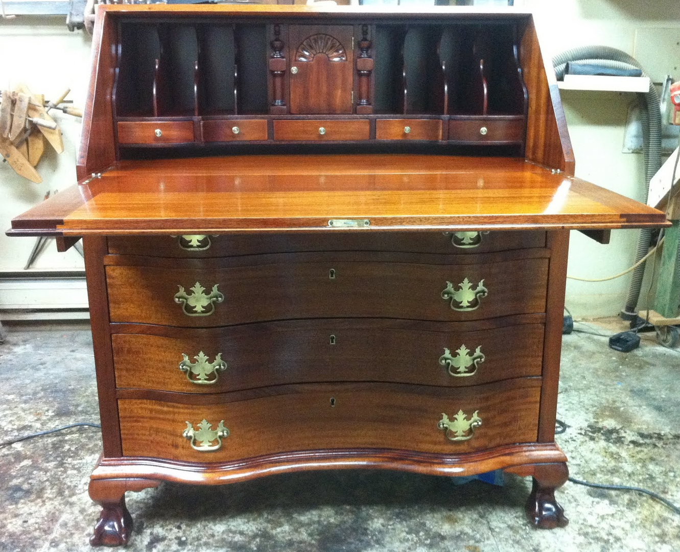 Menacho’s restored secretary desk, original official gallery photo
